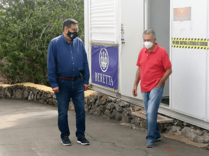 El concejal Diego Ojeda, junto al exconcejal y actual presidente del Club de Tiro Telde José Antonio Medina (Foto TA)